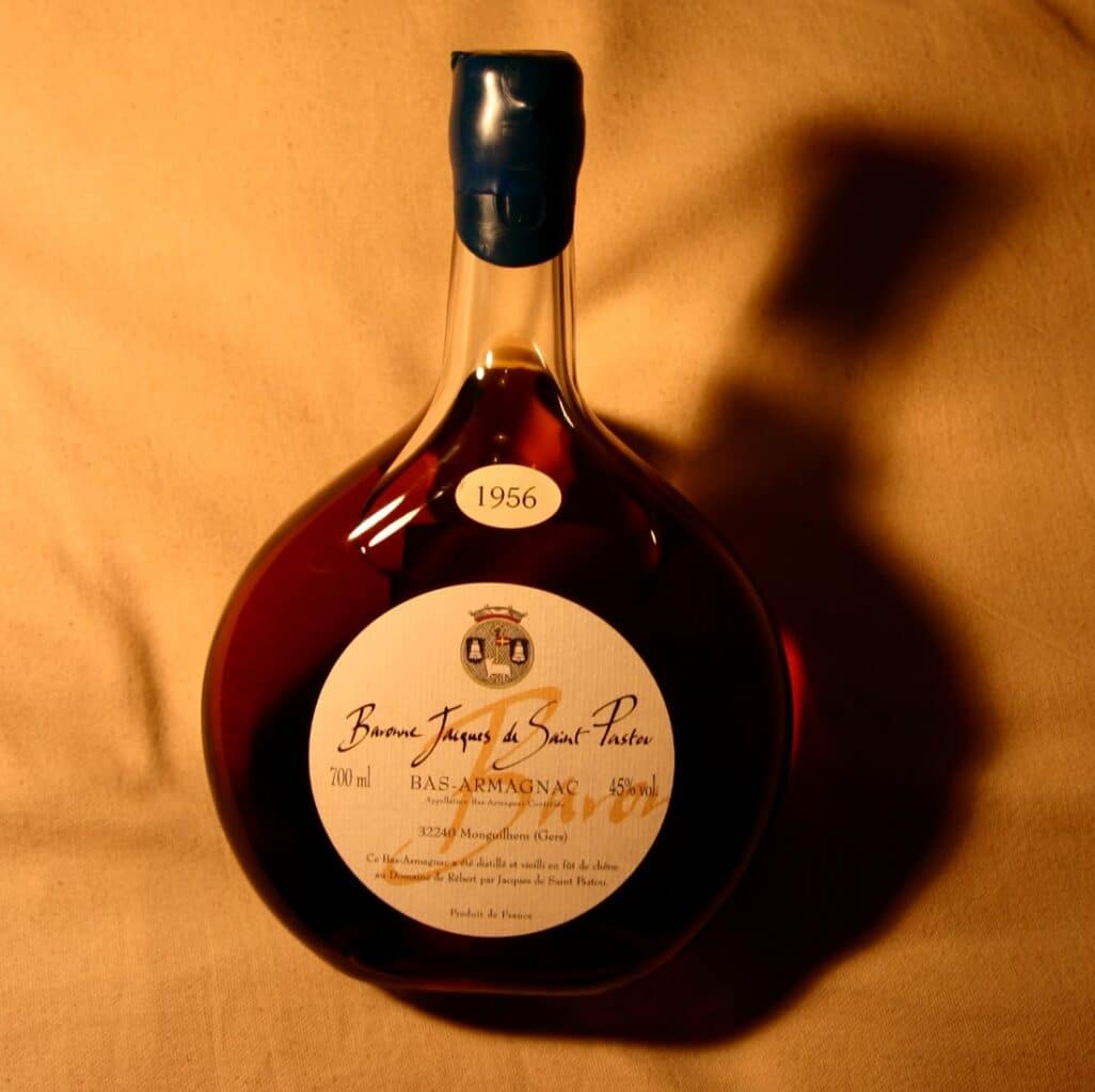 Une bouteille d'Armagnac de Monguilhem millésimé 1956, dans le Gers.