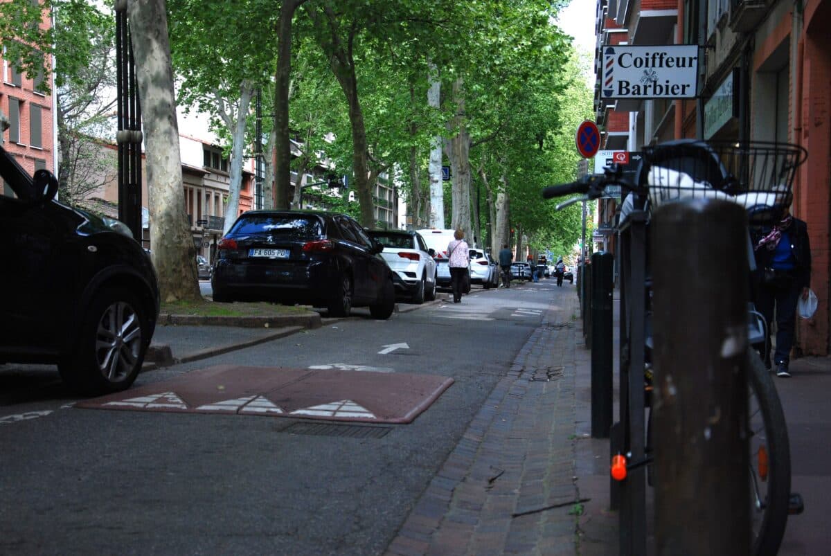 La contre-rue de l'avenue Etienne-Billières à Toulouse en travaux. Devant un coiffeur-barbier