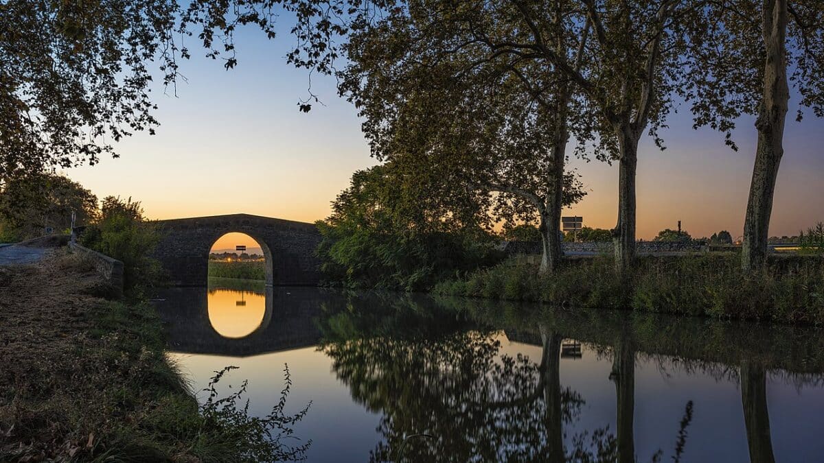 Le Canal du Midi et le Pont de Caylus - Commune de Villeneuve-lès-Béziers - Hérault, France
