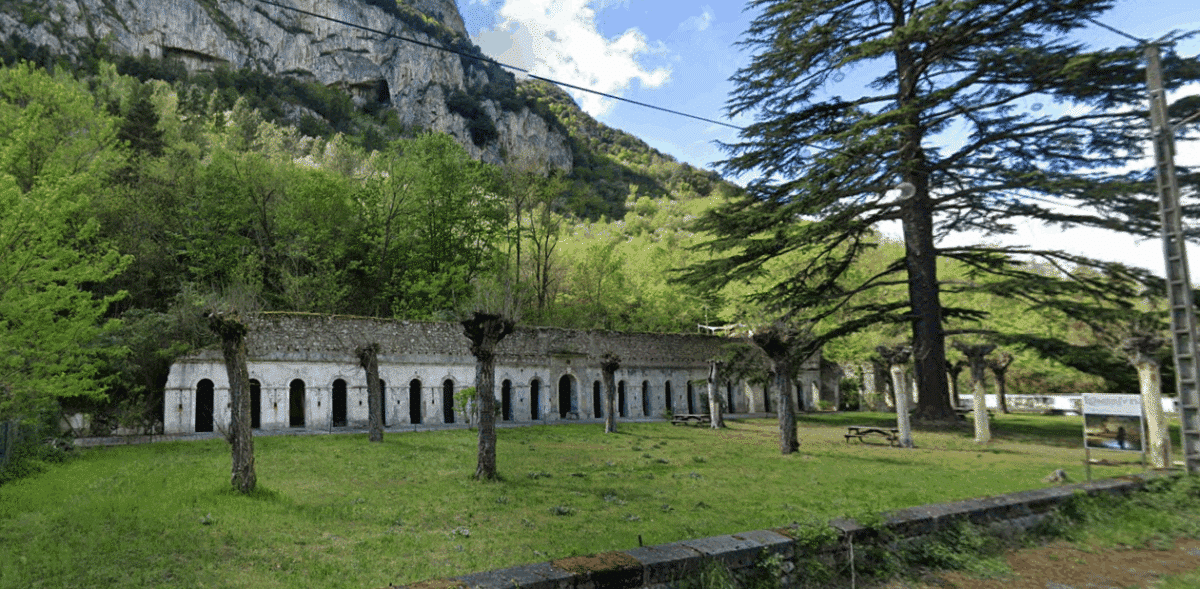 Le bâtiment Sainte-Germaine, des anciens thermes d'Ussat-les Bains, trônent encore sur les bords de la RN20.