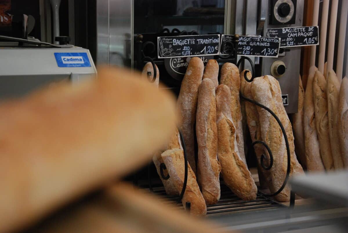 Une baguette de pain dans un boulangerie © Luc Salles-Cazeaux
