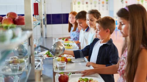 Des élèves se servent dans une cantine scolaire.