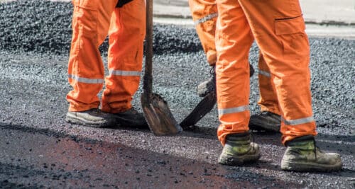 Des ouvriers travaillent sur la réfection d'une route.