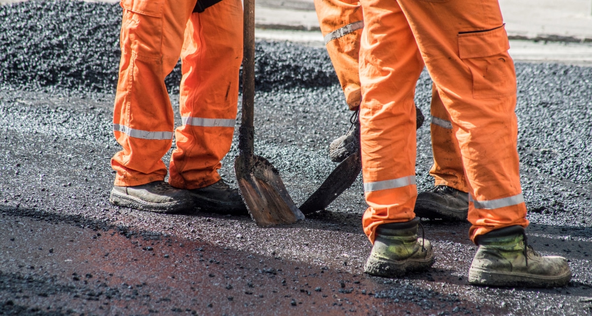 Des ouvriers travaillent sur la réfection d'une route.
