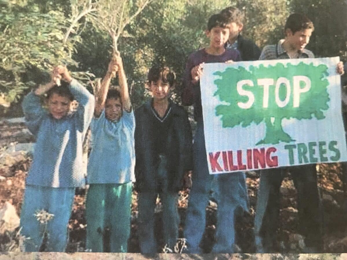 Enfants palestiniens protestant contre la déforestation en cisjordanie. © Association des Agronomies Arabes
