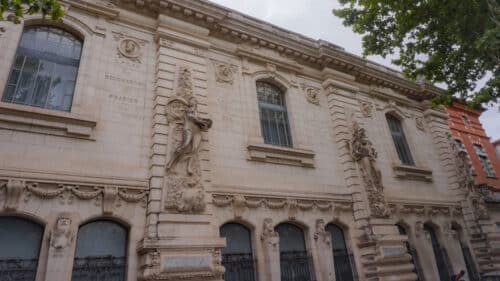 La façade de l'Isdat sur le quai de la Daurade à Toulouse.