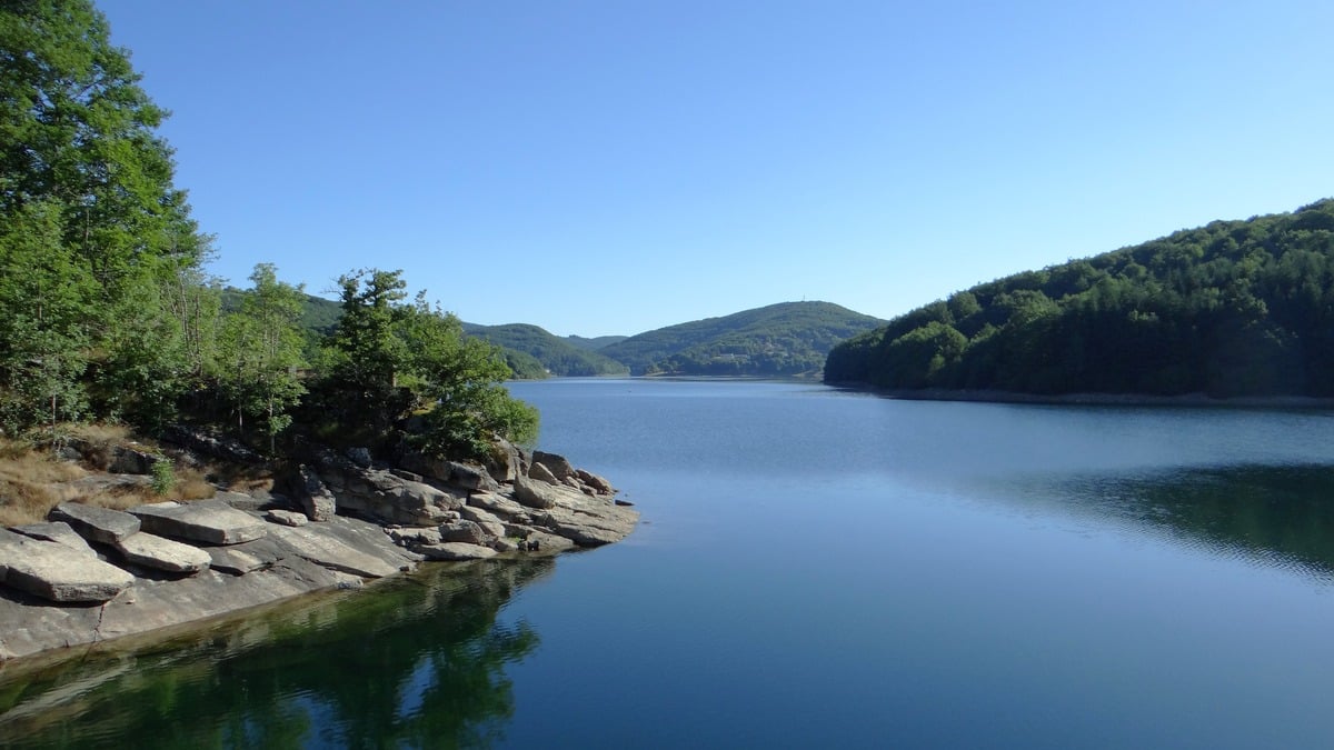 Les lacs du Tarn sont sujets à des études sur les centrales solaires flottantes