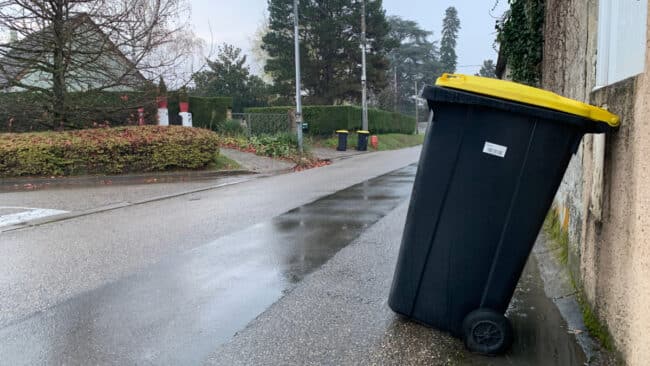 Une poubelle dans la rue.