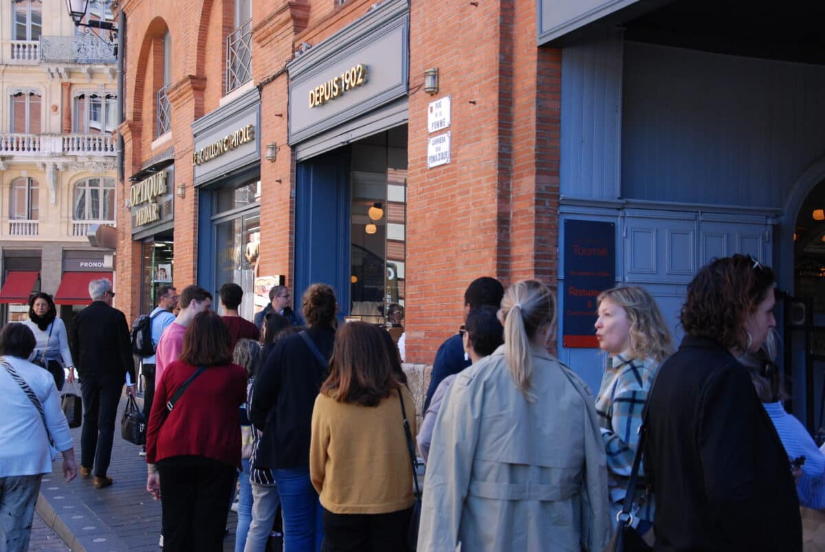 La file d'attente s'étire devant le Bouillon Capitole, ce nouveau restaurant à Toulouse.