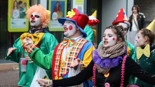 Des personnes déguisées défilent dans une rue pour le carnaval.