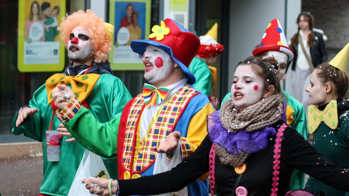 Des personnes déguisées défilent dans une rue pour le carnaval.