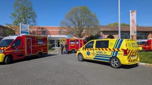 Des véhicules de secours devant le collège André Abbal, à Carbonne.