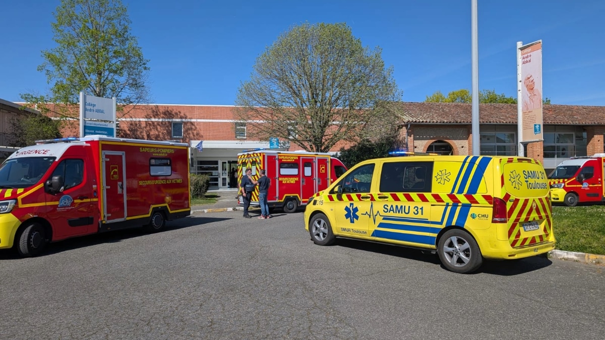 Des véhicules de secours devant le collège André Abbal, à Carbonne.