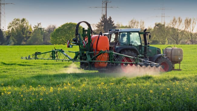 Un engin pulvérise des pesticides dans un champs. © MrGoSlow / Shutterstock.com