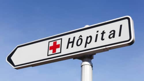 Un panneau indiquant la direction de l'hôpital.