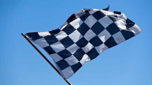 Un drapeau en damier.