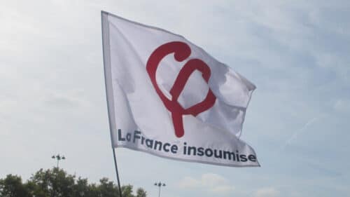 Un drapeau de La France insoumise durant une manifestation.