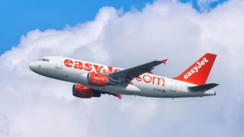 Un avion de la compagnie easyJet dans le ciel.