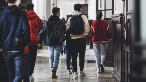 Des élèves dans le couloir d'un lycée.