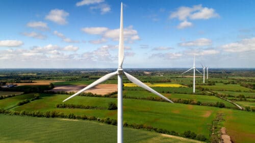 Une vue avec plusieurs éoliennes.