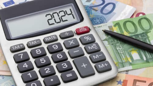 Une calculatrice avec des billets.