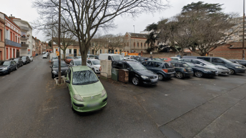 Des voitures stationnées sur la place Béteille à Toulouse.