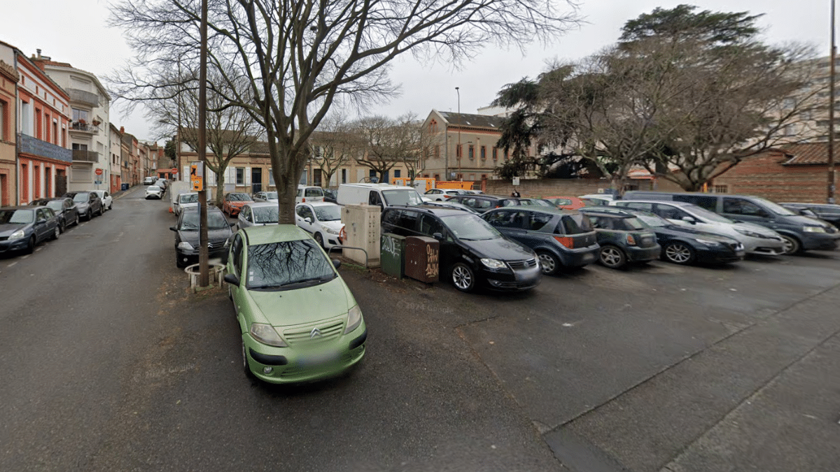 Des voitures stationnées sur la place Béteille à Toulouse.