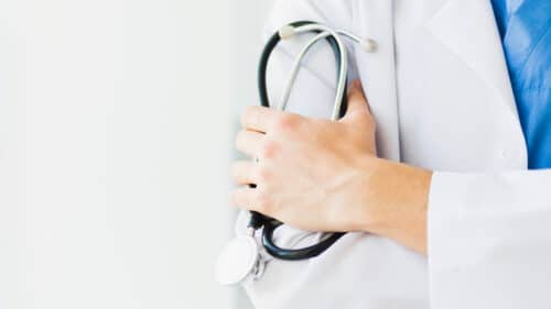 Un médecin tient un stéthoscope.