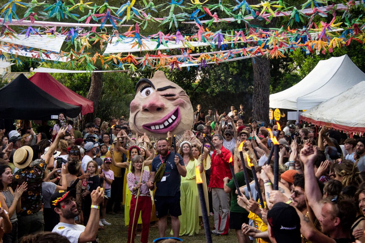 A Montaren, près de 200 bénévoles participent à la fête du pois chiche. © Stéphanie Dubus