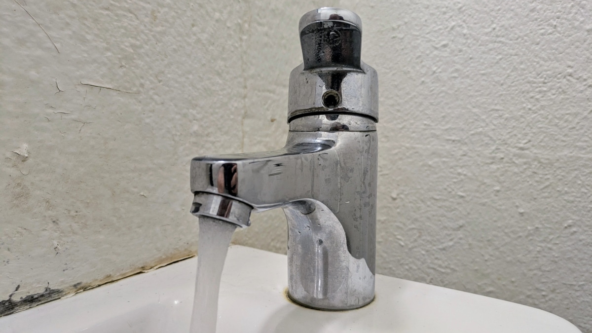 Un robinet avec de l'eau qui coule.