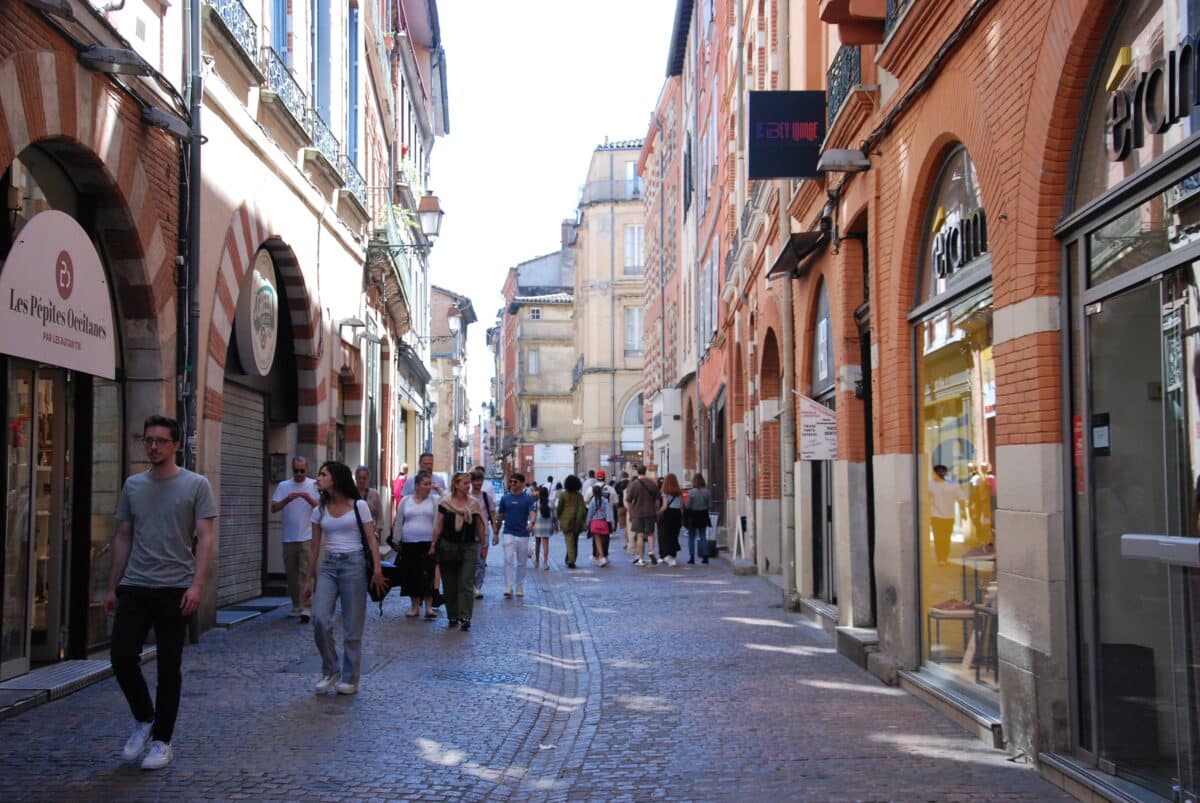 Une rue commerçante dans le centre ville de Toulouse.