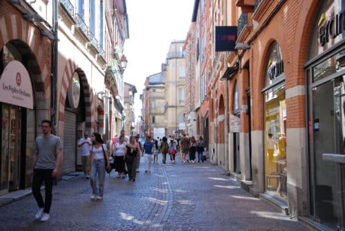 Une rue commerçante dans le centre ville de Toulouse.