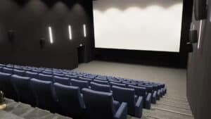 Vue d'une salle de cinéma.