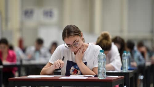 Des élèves passent un examen écrit.