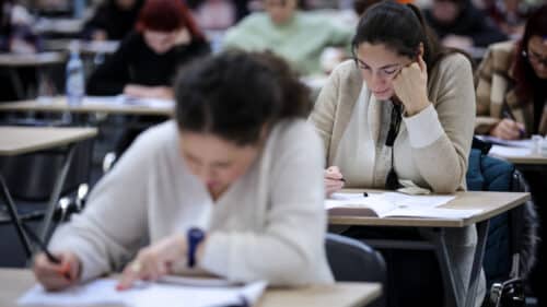 Des candidats passent un examen.