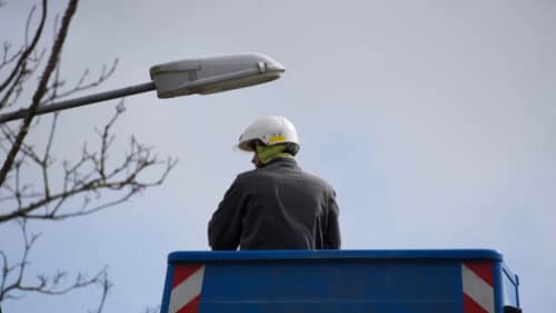 Un technicien dans une nacelle pour réparer les dégâts d'une tempête.