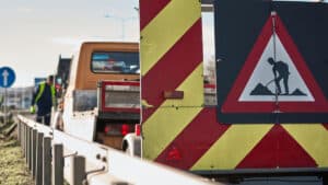 Une signalisation précède des travaux sur une route.
