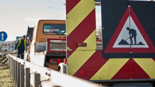 Une signalisation précède des travaux sur une route.