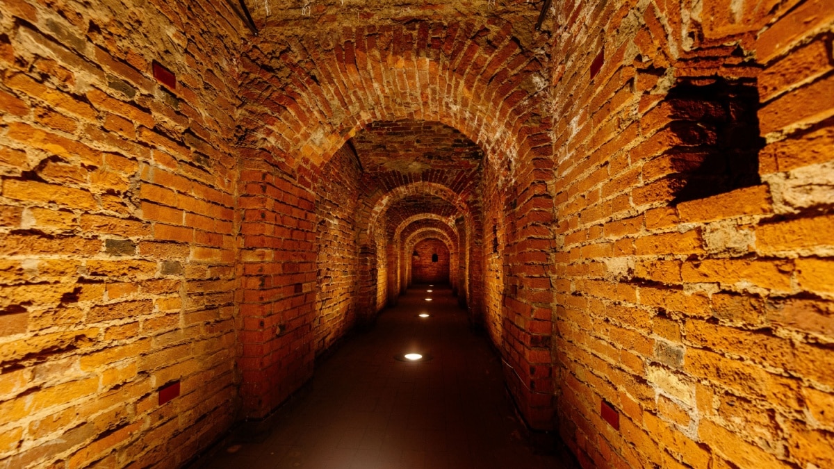 tunnel souterrain briques rouges