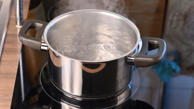 Une casserole avec de l'eau bouillante.