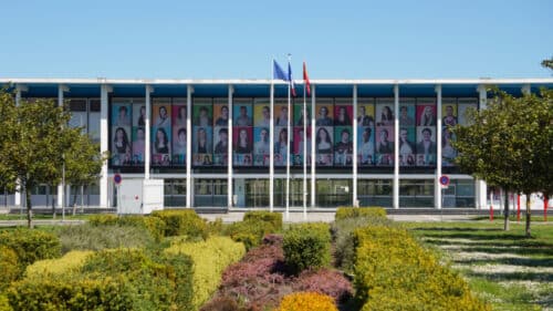 Le bâtiment principal de l'Université de Toulouse, sur le campus de Rangueil.