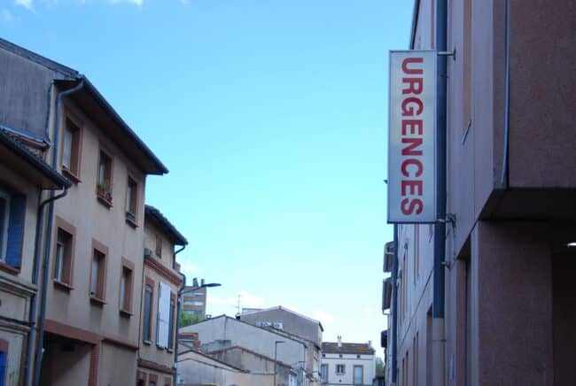 Panneau rouge d'un établissement d'urgences dans le quartier Saint-Cyprien à Toulouse