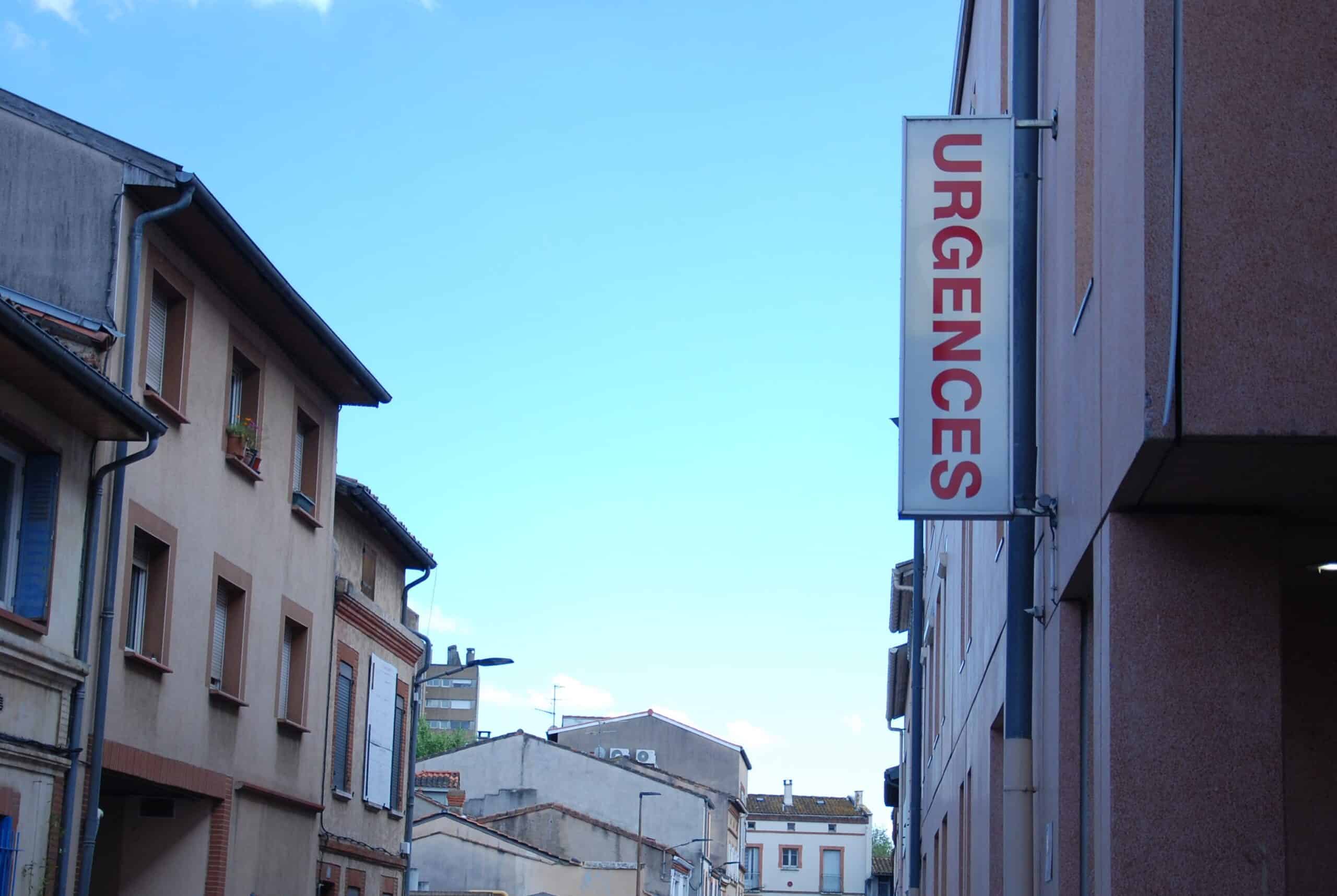 Panneau rouge d'un établissement d'urgences dans le quartier Saint-Cyprien à Toulouse