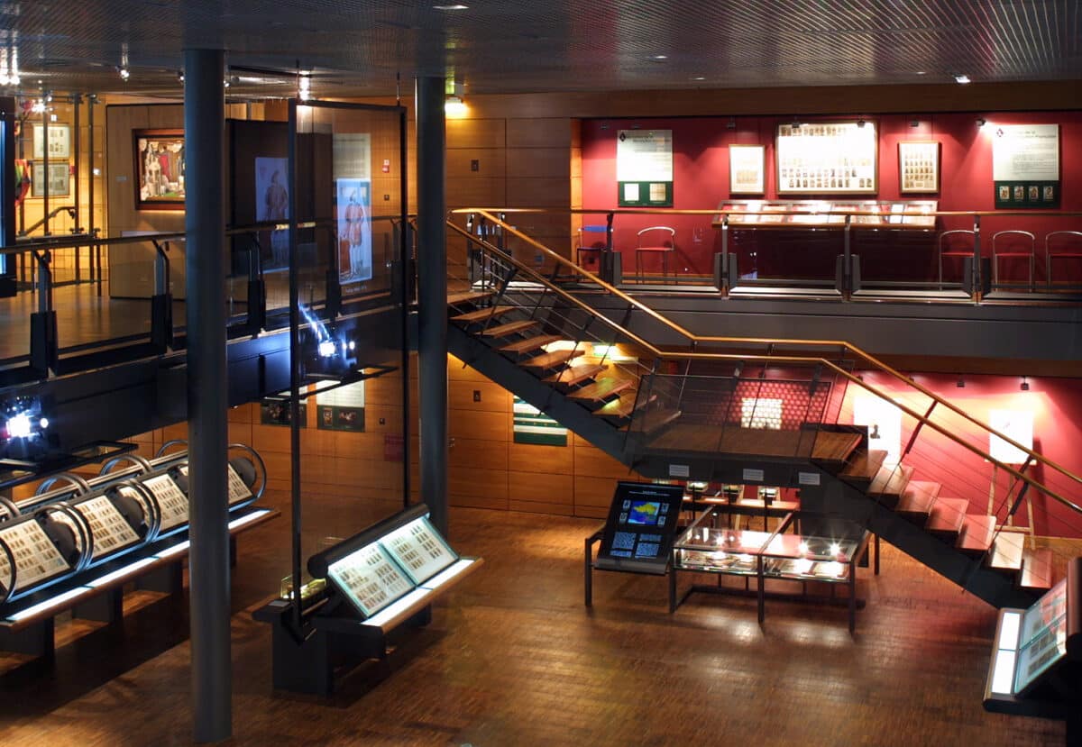 Salle principale du musée de la carte à jouer ( 92 ) © F.Doury