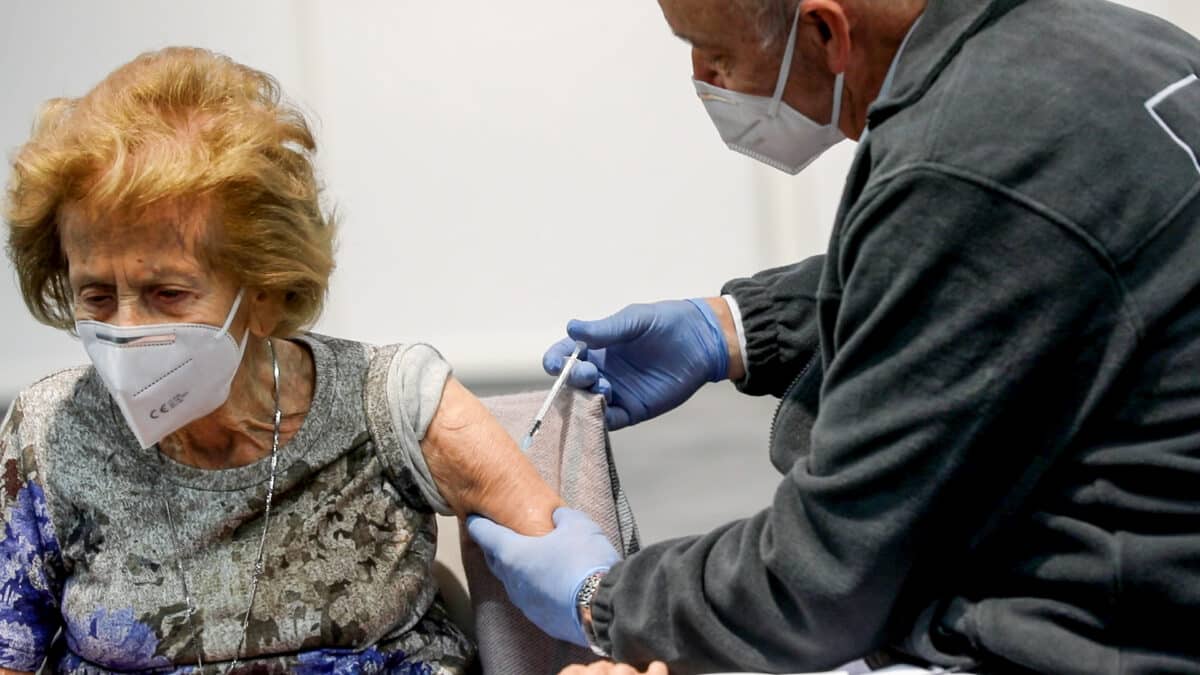 Depuis l'épidémie de COVID 19, une personne sur deux âgée de plus de 65 ans est à jour sur son schéma de vaccination