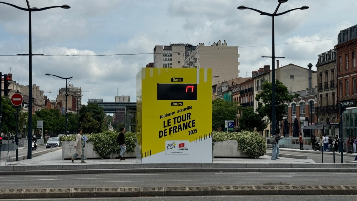 Un compte à rebours du passage du Tour de France à Toulouse a été installé sur les allées Jean Jaurès.