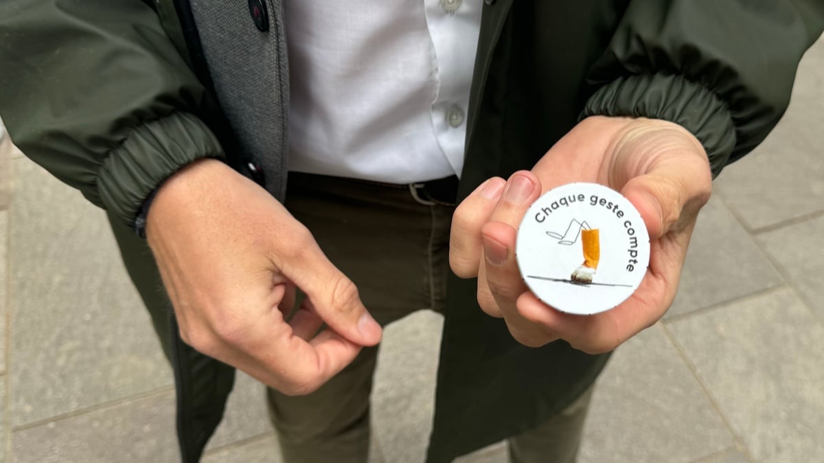 Un cendrier de poche distribué gratuitement par la mairie de Toulouse, dans les mains de Nicolas Misiak.