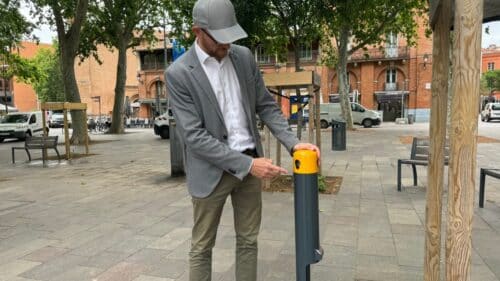 Nicolas Misiak présente un nouveau cendrier installé sur la place Saint-Pierre.