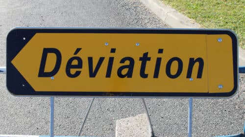 Panneau de déviation, assurant la sécurité et la fluidité du trafic pendant les travaux.