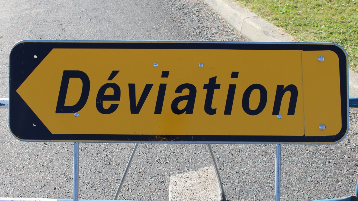 Panneau de déviation, assurant la sécurité et la fluidité du trafic pendant les travaux.